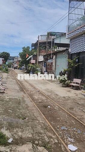 Bán nhà mặt phố gần Vincom Dĩ An, 2,3 tỷ, 44m2, view đẹp, giá siêu hời