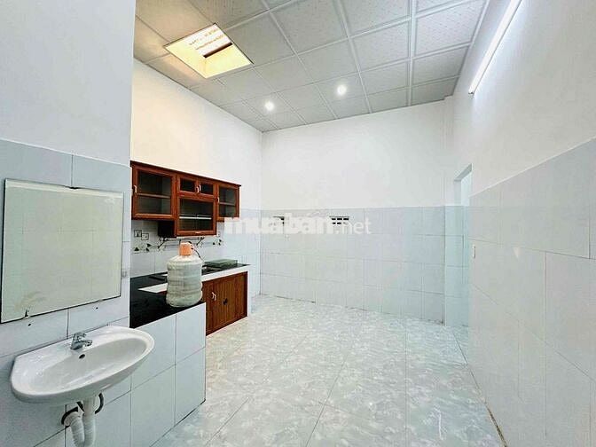 Nhà DT lớn kiệt ô tô đỗ tận sân sát cầu vượt ngã ba Huế
