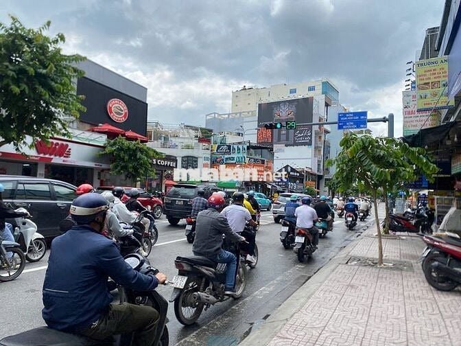 Cho thuê tòa nhà Bạch Đằng; Hầm 6 tầng đầy đủ công năng chỉ 70tr