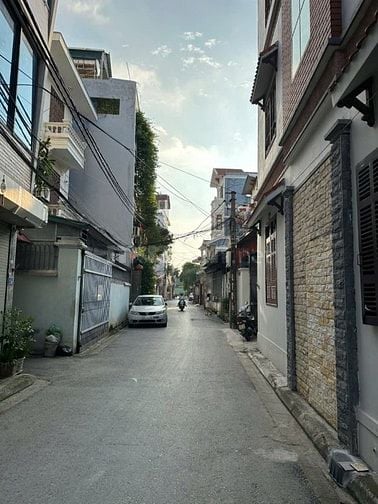 Cần bán gấp nhà 3 tầng ngõ rộng 47m2 Đức giang ling biên  giá 6ty7