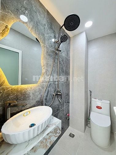 CHÍNH CHỦ BÁN NHÀ ĐẸP MỚI XÂY 2 LẦU HUỲNH VĂN NGHỆ HẺM XE TẢI THÔNG