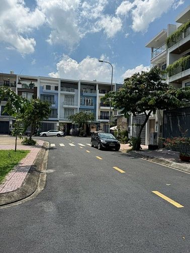 CHO THUÊ NHÀ 3 TẦNG MỚI XÂY 100% - GẦN CAO ĐẲNG CÔNG THƯƠNG. QUẬN 9
