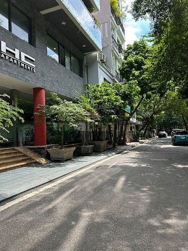 Chính chủ bán nhà đẳng cấp mặt đường Trịnh Công Sơn, Tây Hồ. 205m2