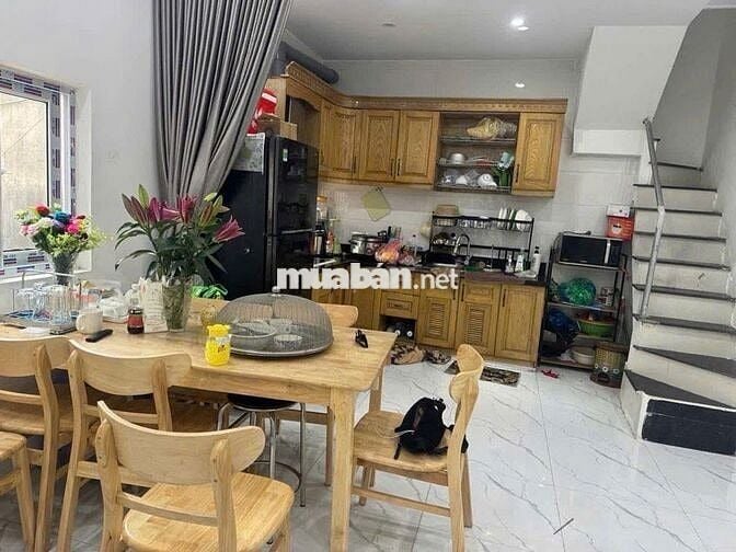 HIẾM - La Thành to ,20m ra mặt phố .Diện tích 30 x 5 tầng. Giá 5 tỷ 7