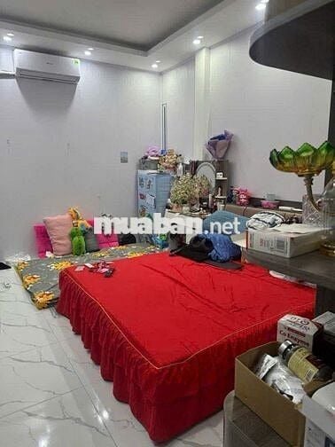 HIẾM - La Thành to ,20m ra mặt phố .Diện tích 30 x 5 tầng. Giá 5 tỷ 7