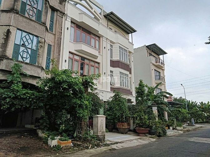 Cho thuê 2 căn liền kề 12x18 , 650m2 dtsd , sàn suốt , thông tầng