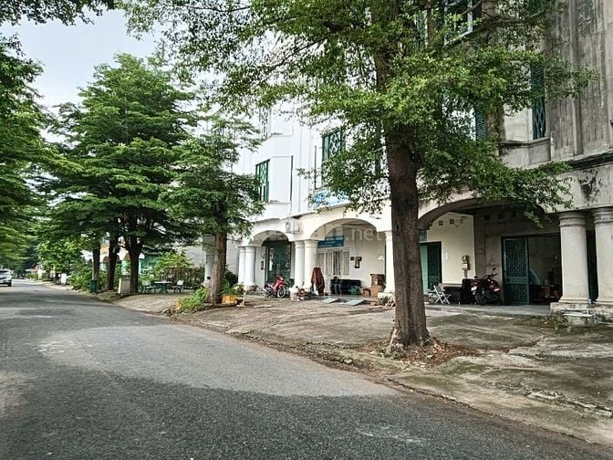 Cho thuê 2 căn liền kề 12x18 , 650m2 dtsd , sàn suốt , thông tầng