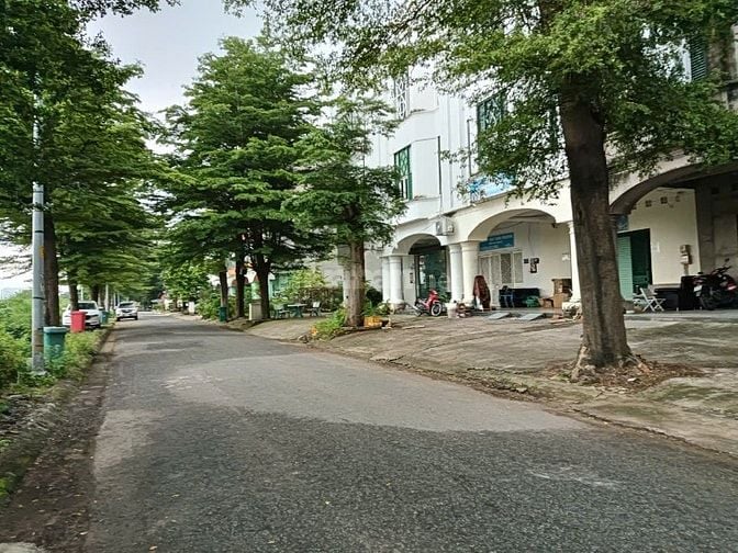 Cho thuê 2 căn liền kề 12x18 , 650m2 dtsd , sàn suốt , thông tầng