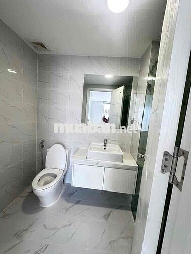 Cho thuê căn hộ 2 phòng ngủ 2WC. chung cư Orchard Garden. gần sb TSN