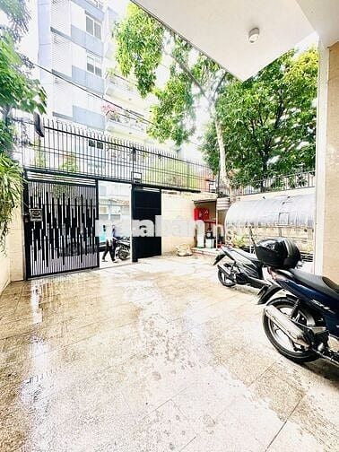 Cho thuê nhà mặt tiền ngang 10m đường Nguyễn Văn Trỗi, P10,Q Phú Nhuận