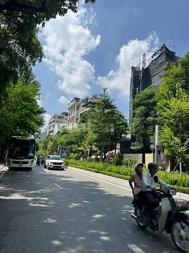 Bán nhà đất mặt đường Lạc Long Quân,Tây Hồ. 166m mặt tiền 6.2m GIÁ TỐT