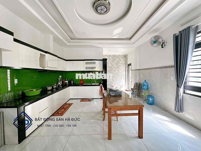 Nhà góc 2 mặt tiền 5.8x20 góc 2 mặt tiền đường TA13 đông đúc