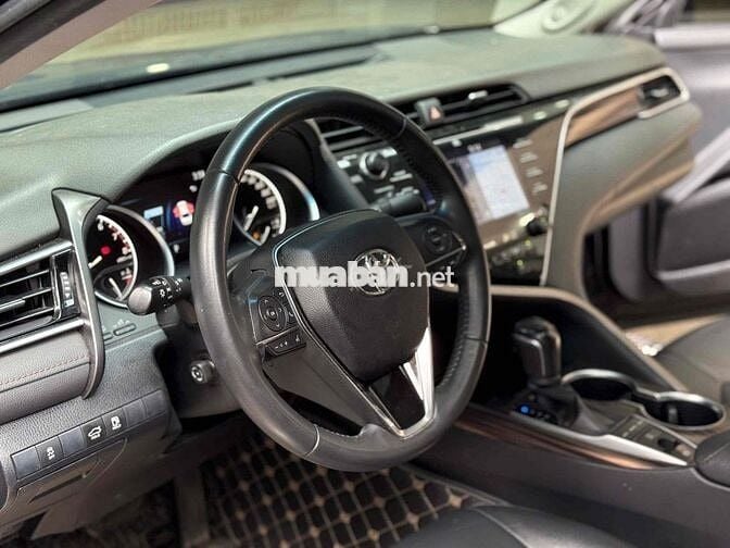 Toyota Camry 2019 2.5Q nhập màu đen nội thất đen