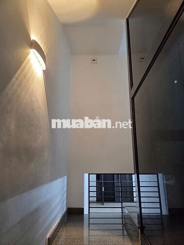 Nhà mặt tiền 8PN thang máy, gần bệnh viện CR và mall giá siu tốt