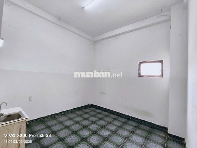 Phòng trọ nội thất cơ bản, máy lạnh, tủ lạnh