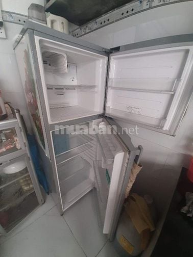 Cần bán gấp tủ lạnh Toshiba mới 85%