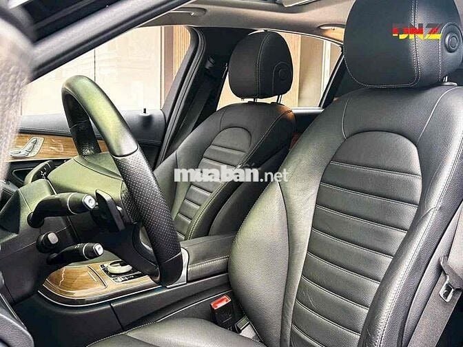 Mercedes Benz GLC 2018 250 4MATIC - Màu Đen