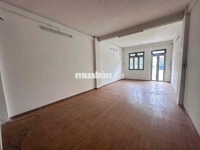 Cho thuê nhà mặt tiền 2 lầu mới rộng 100m2 ngay đường CMT8