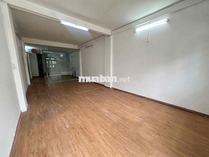 Cho thuê nhà mặt tiền 2 lầu mới rộng 100m2 ngay đường CMT8