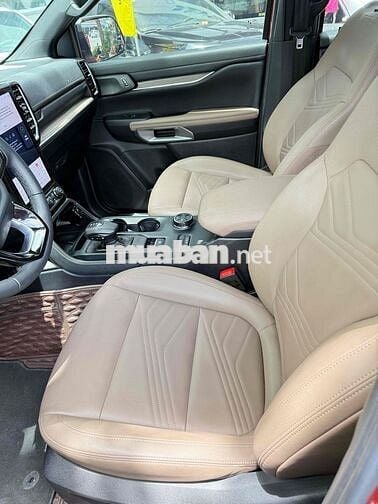 Everest 2023 Titanium AT 4x4 nội thất nâu hiếm.