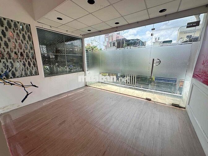 Cho thuê nhà mặt tiền 2 lầu mới rộng 100m2 ngay đường CMT8