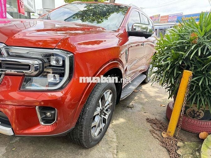 Everest 2023 Titanium AT 4x4 nội thất nâu hiếm.