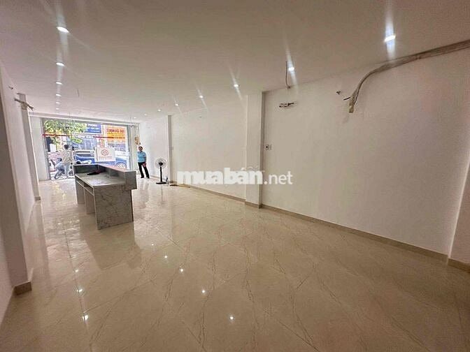 Cho thuê nhà mặt tiền 2 lầu mới rộng 100m2 ngay đường CMT8