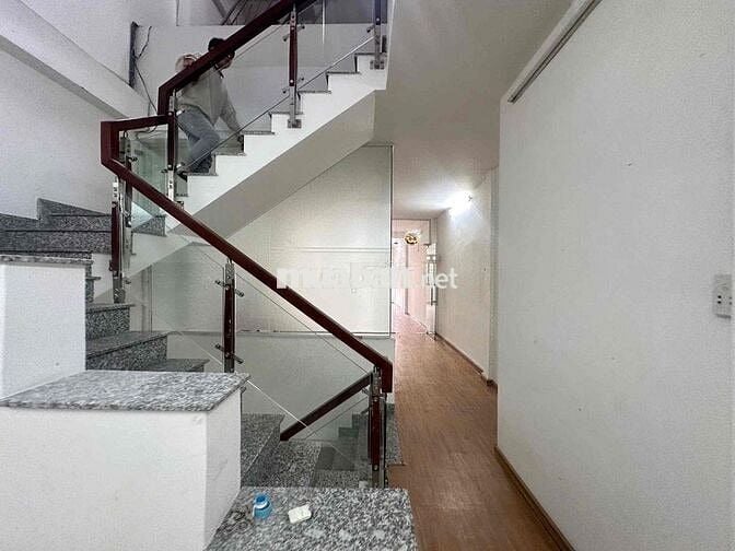 Cho thuê nhà mặt tiền 2 lầu mới rộng 100m2 ngay đường CMT8