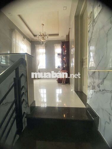 Cho thuê nhà nguyên căn ngay vòng xoay KCX Tân Thuận Huỳnh Tấn Phát Q7