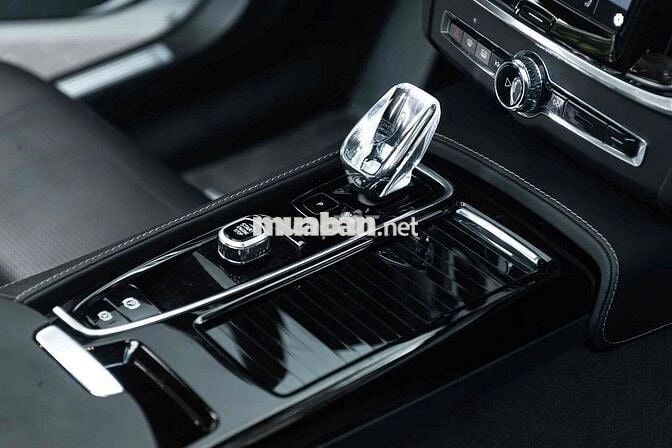 VOLVO S90 T8 2024 odo 3000km