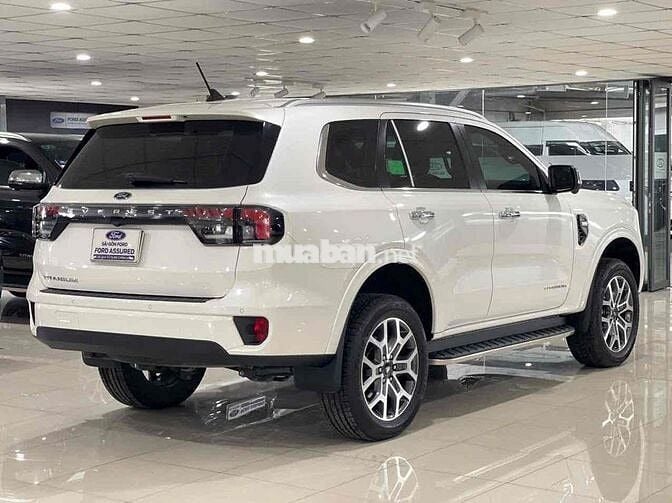Ford Everest Titanium 2023 lướt đẹp - 11.000 km