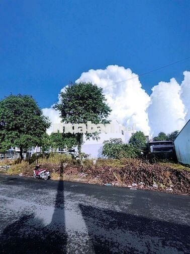 BÁN GẤP NỀN D10 CÓ HẺM BÊN HONG VÀ PHÍA SAU