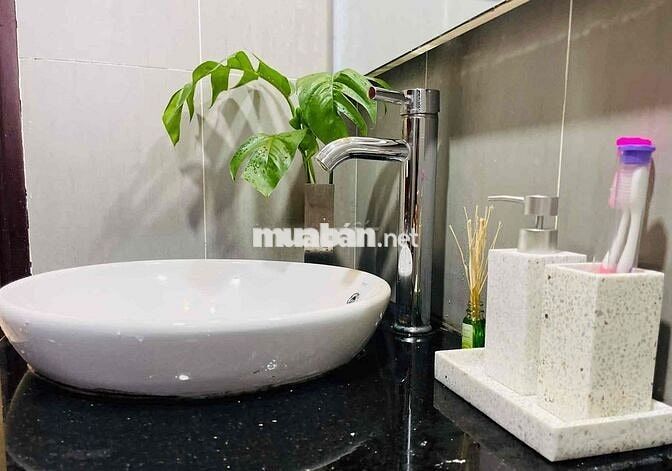 Sang Nhượng mặt bằng Kinh doanh 3x11m mặt tiền Trường Sa Bình Thạnh