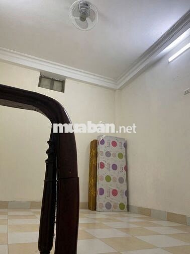 Nhà 2 tầng mới, lối đi riêng biệt. Tổng DT: 40m.