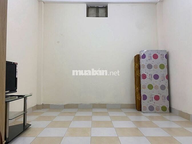 Nhà 2 tầng mới, lối đi riêng biệt. Tổng DT: 40m.