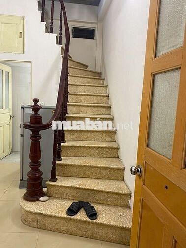 Nhà 2 tầng mới, lối đi riêng biệt. Tổng DT: 40m.
