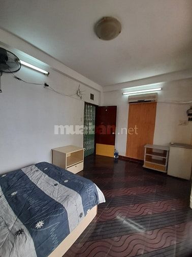 Phòng bancol quận 10 đủ tiện nghi . DT 28m2. thoáng mát.