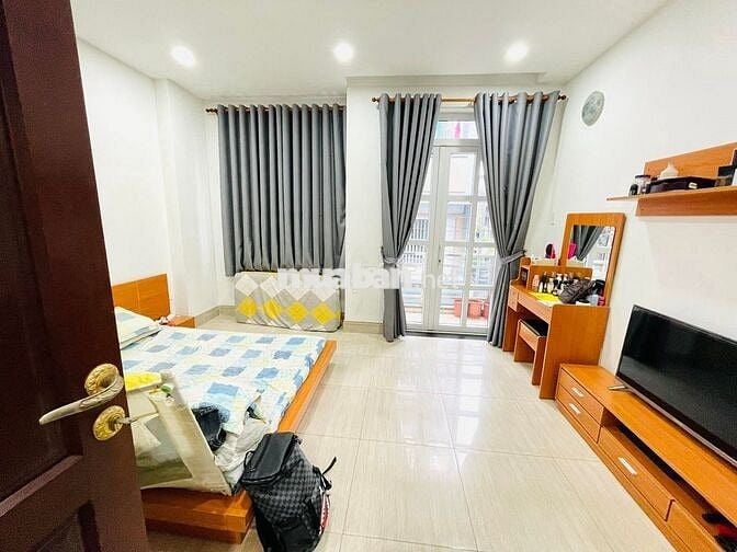 Nhà 4 tầng ô tô đậu cửa, Ni Sư Huỳnh Liên gần Bàu Cát.