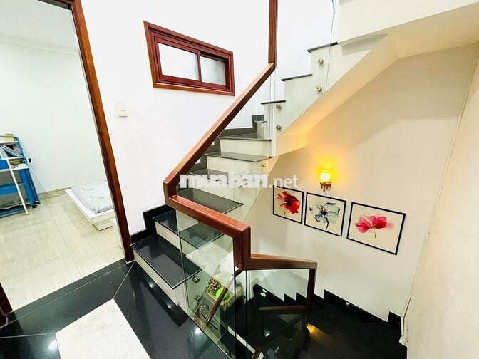 Nhà 4 tầng ô tô đậu cửa, Ni Sư Huỳnh Liên gần Bàu Cát.