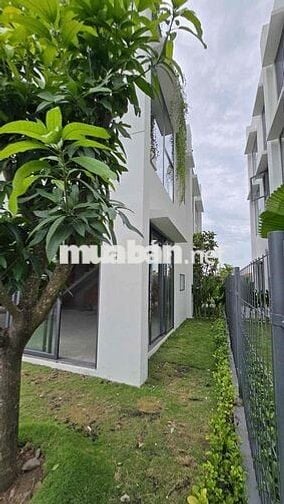 Hàng hiếm, chính chủ cần bán nhà phố hai mặt tiền  sát căn góc.