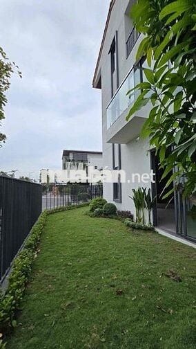 Hàng hiếm, chính chủ cần bán nhà phố hai mặt tiền  sát căn góc.