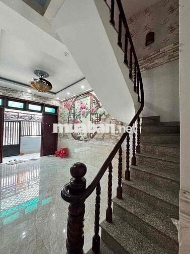 cho thuê nhà 78// đs 51 (4x13) trệt , 2 lầu , 4pn, 3wc  hẻm 4m