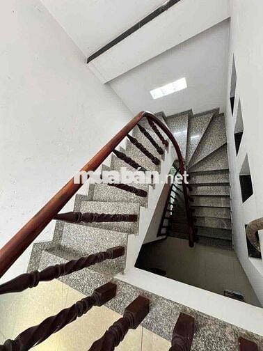 cho thuê nhà 78// đs 51 (4x13) trệt , 2 lầu , 4pn, 3wc  hẻm 4m