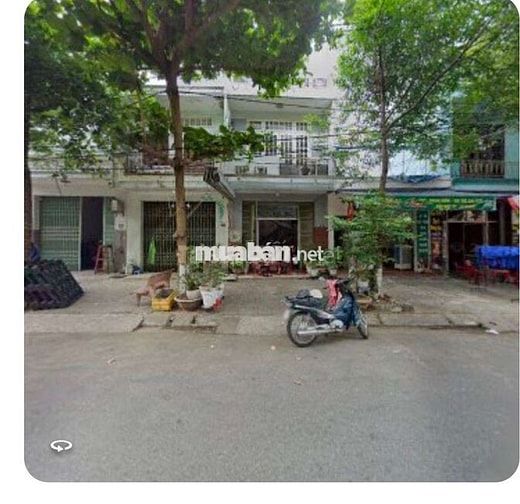 Nhà 2 tầng: Mưa cỡ nào cũng không không chạm nước.