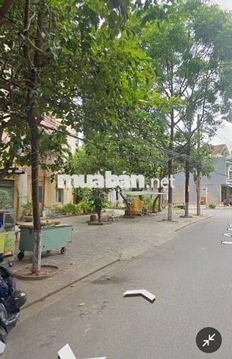 Nhà 2 tầng: Mưa cỡ nào cũng không không chạm nước.