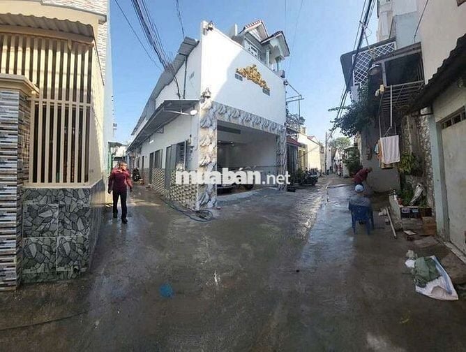 Nhà mặt tiền để xe trong nhà được