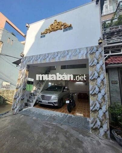 Nhà mặt tiền để xe trong nhà được