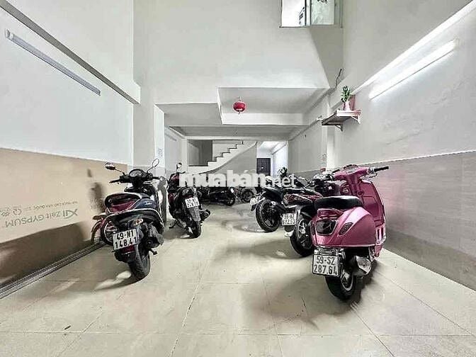 CHDV 18P. DÒNG TIỀN 100TR/TH. DTICH 99M NỞ HẬU. HXH GẦN CV LÀNG HOA
