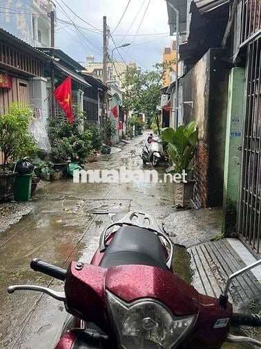 nhà đúc lửngsổ H chung 2 căn 1 sổ. hẻm 4 m có phòng ngủ dưới trệt.