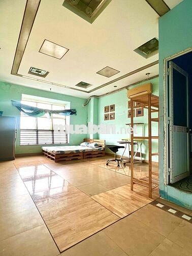 Phòng có cửa sổ ban công rộng thoáng view đẹp